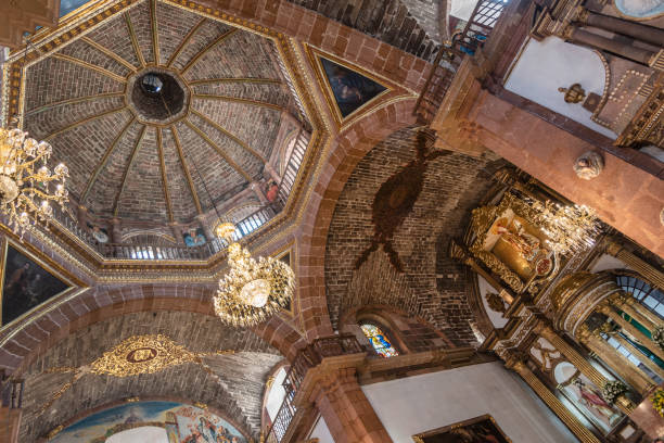 all'interno della cattedrale di san miguel de allende in messico. - cave church foto e immagini stock