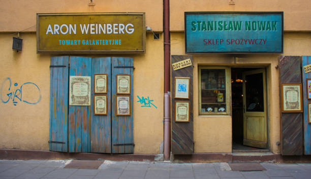 tiendas en kazimierz - east european jewish fotografías e imágenes de stock