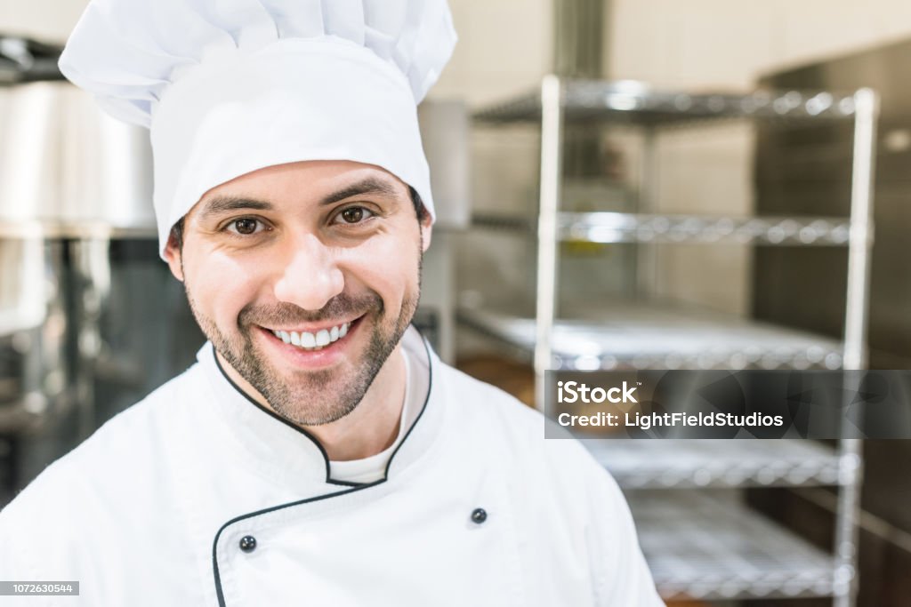 Gut aussehend Koch Köche Uniform lächelnd in Backstube - Lizenzfrei Backen Stock-Foto