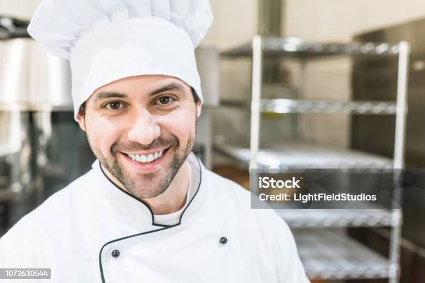 Gut Aussehend Koch Köche Uniform Lächelnd In Backstube Stockfoto und mehr Bilder von Backen