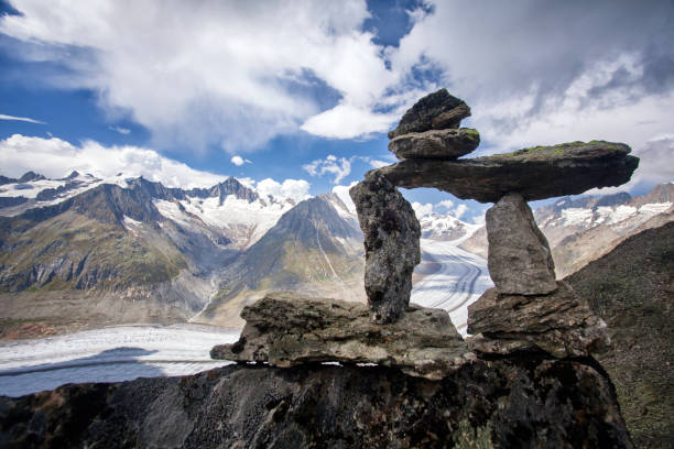 stoneman aletsch 빙하, 스위스 근처 - aletsch glacier 뉴스 사진 이미지