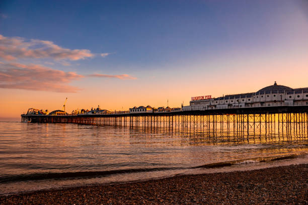 sunset pier de brighton - sussex fotografías e imágenes de stock