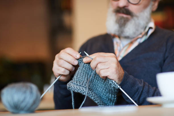 grandpa knitting - tricotar imagens e fotografias de stock