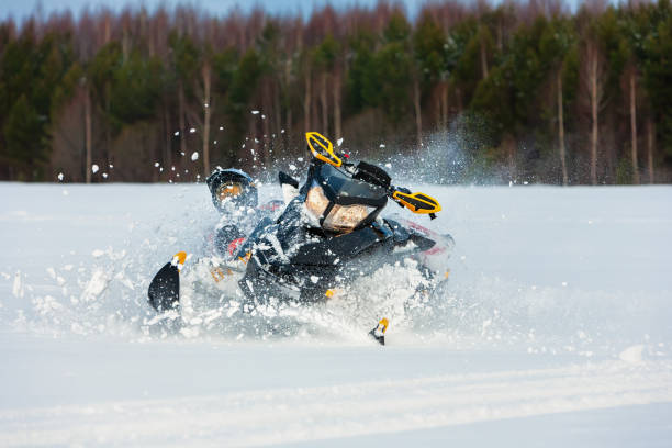 в сугробе всадник потери контроля и упасть со снегохода - snowmobiling adventure snow travel стоковые фото и изображения