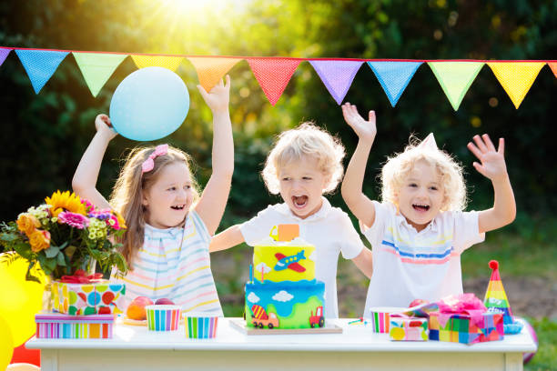 子供誕生日ケーキのろうそく 3 本。子供たちのパーティー - birthday family party cake ストックフォトと画像