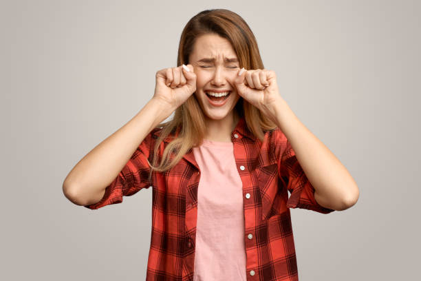 la pobre mujer grita con todo su corazón, siente desesperación después de chico no llevarla de vacaciones. tensión de lloriqueos, la joven rompió en llanto. aislado sobre fondo blanco de estudio - complaining whining no easel fotografías e imágenes de stock