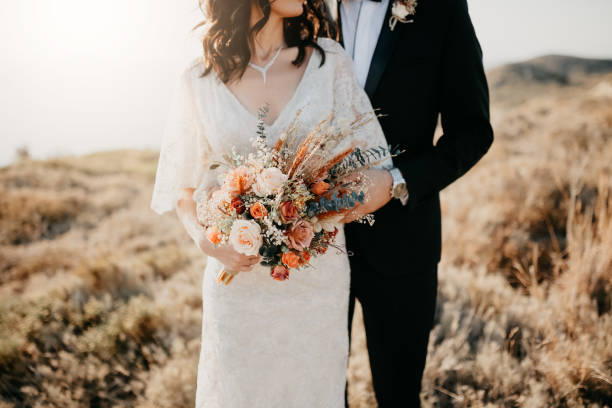 rustic wedding bouquet - people vibrant color sunlight cheerful imagens e fotografias de stock