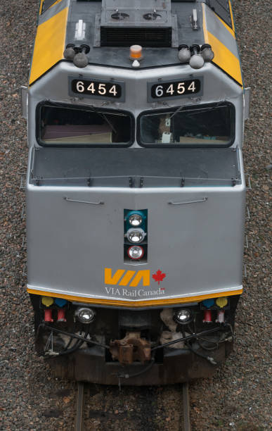 par l’intermédiaire de locomotive diesel - halifax nova scotia vertical traffic photos et images de collection