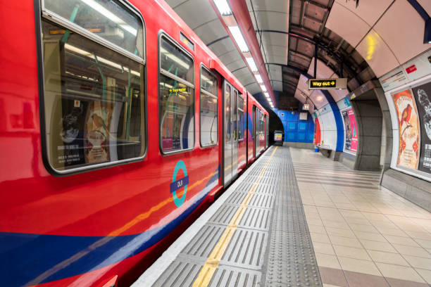 docklands light railway, london, united kingdom - canary wharf railway station photos et images de collection