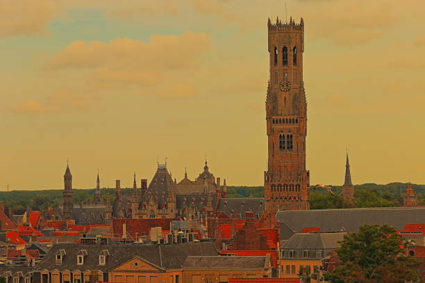 por encima de los tejados de brujas y torres - casco antiguo medieval - bélgica - bruges town hall fotografías e imágenes de stock