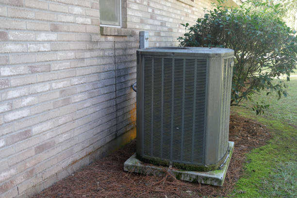 klimaanlage kompressor in der nähe von grauen ziegelhaus - condenser stock-fotos und bilder