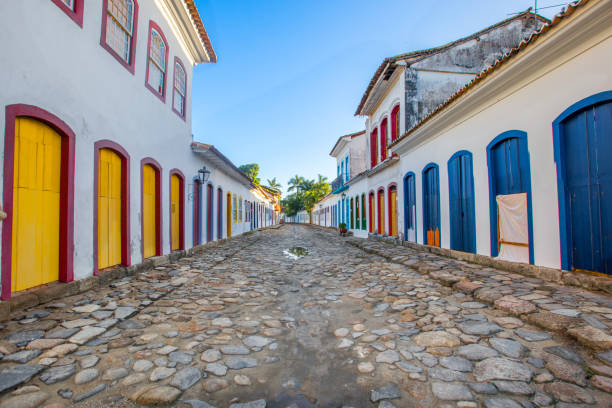 Street and old portuguese colonial houses in historic downtown in Paraty, state Rio de Janeiro, Brazil Street and old portuguese colonial houses in historic downtown in Paraty, state Rio de Janeiro, Brazil paraty brazil stock pictures, royalty-free photos & images