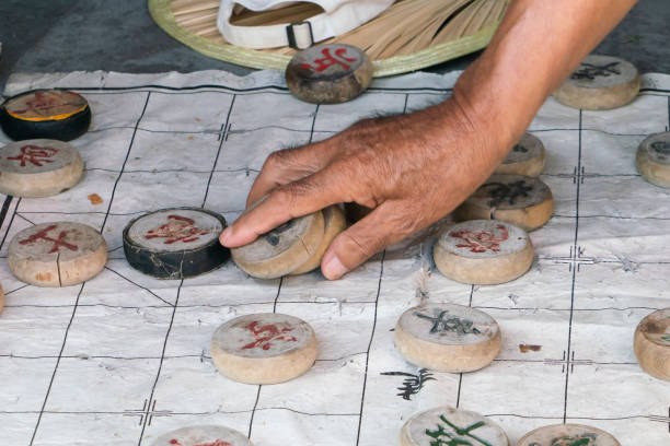 hommes, jeu d’échecs chinois en chine - chinese chess leisure games chinese culture traditional culture photos et images de collection