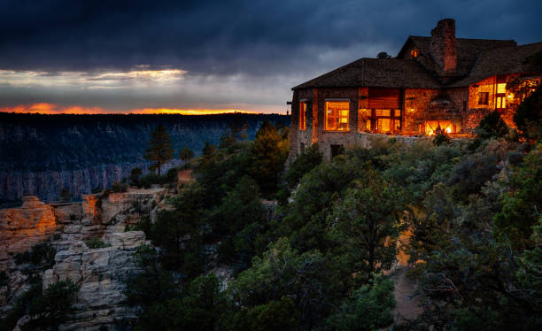 grand canyon north rim lodge nach sonnenuntergang - grand canyon nationalpark stock-fotos und bilder