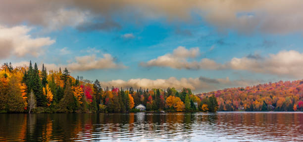 fällt sie lebendige farben, ferienhaus land, quebec, kanada. - woods reflection famous place standing water stock-fotos und bilder