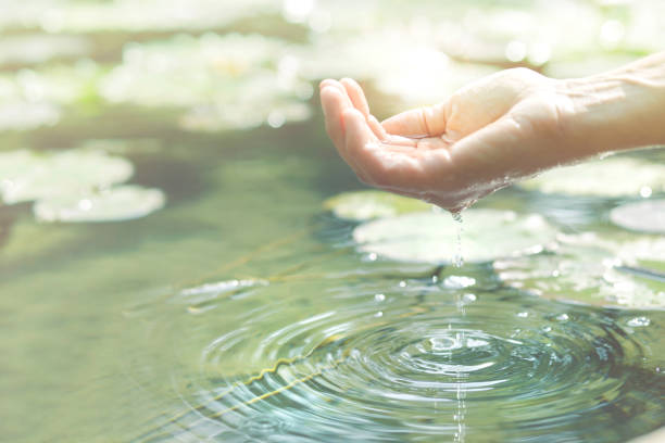 magische kontakt zwischen wasser und menschliche hand - nature zen like stream water stock-fotos und bilder