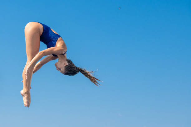 istock Young woman diving 1072946818