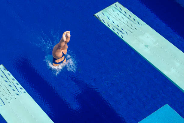 giovane donna che si tuffa in piscina - skill vitality agility strength foto e immagini stock