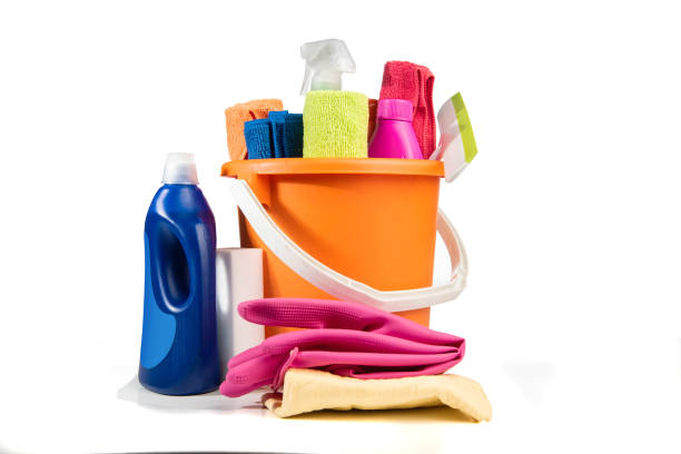 cubo con productos de limpieza y herramientas - chemical merchandise cleaning product domestic life fotografías e imágenes de stock