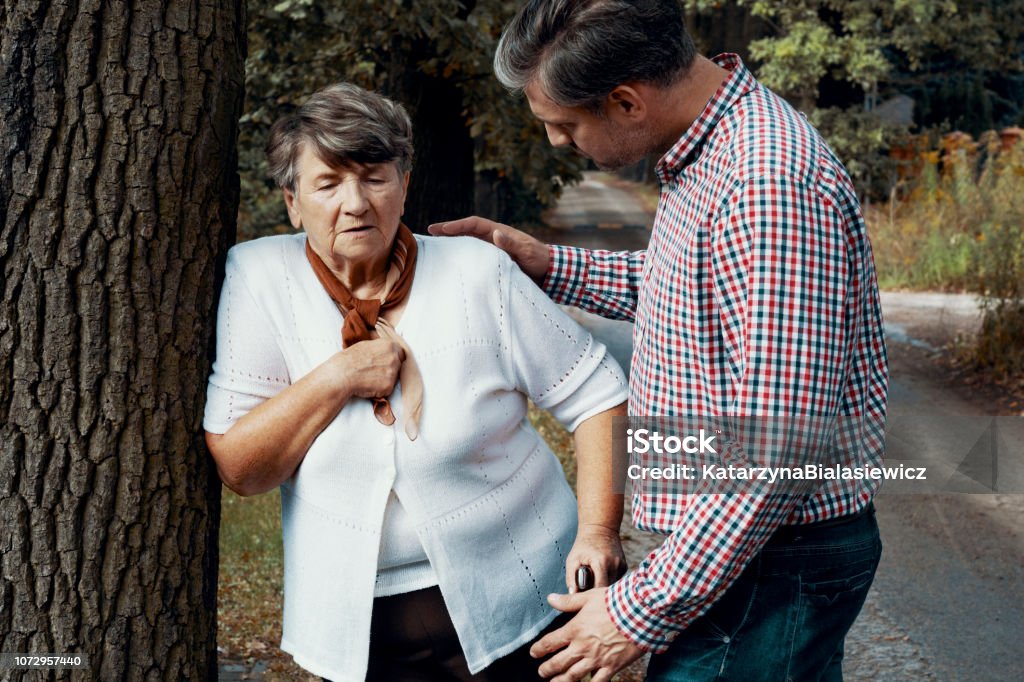 Utile pour piétons forcément de haute femme victime de crise cardiaque dans la rue - Photo de À bout de souffle - Activité libre de droits