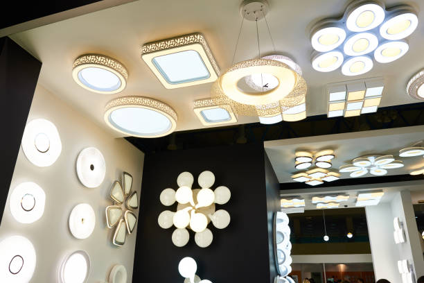装飾的な天井ランプとストア内のシャンデリア - light fixture ストックフォトと画像