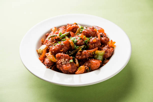 india picante pollo seco, sirve en un plato sobre fondo temperamental. enfoque selectivo - chicken tandoori fotografías e imágenes de stock