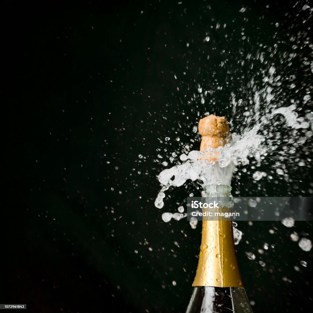 un bouchon de champagne est exorbités - Photo de Champagne libre de droits