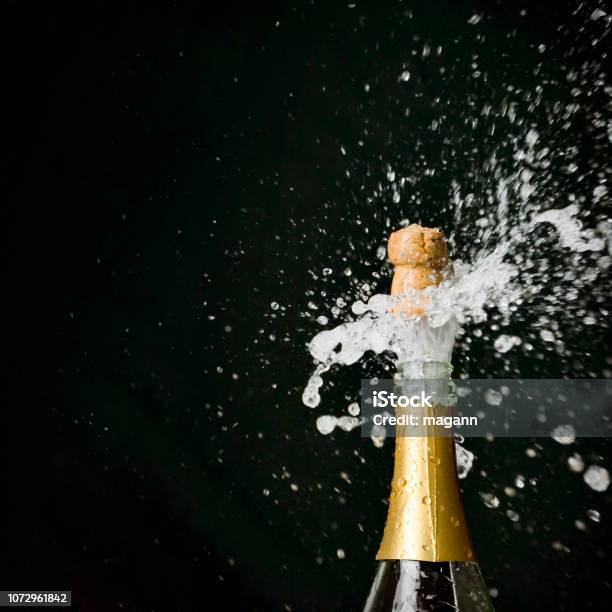 Photo libre de droit de Un Bouchon De Champagne Est Exorbités banque d'images et plus d'images libres de droit de Champagne - Champagne, Bouteille, Exploser