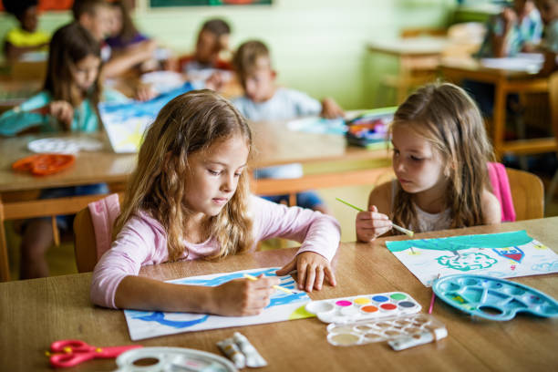 istock Watercolor painting at elementary school! 1072969268