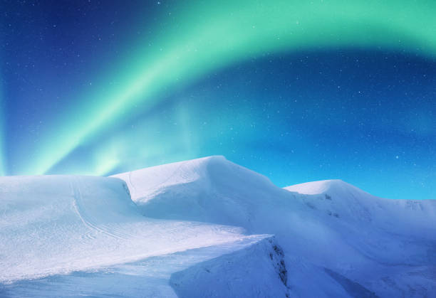 aurora borealis sur les îles lofoten, norvège. vertes aurores boréales au-dessus des montagnes. ciel de nuit avec les lumières polaires. paysage d’hiver nuit avec aurora. fond naturel de la norvège - tromso lofoten and vesteral islands lofoten norway photos et images de collection