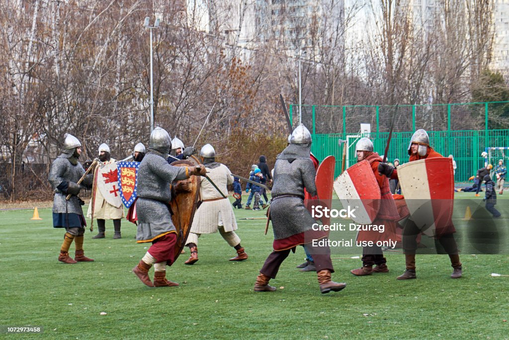 Caballeros Medievales Luchando Con Espadas Y Escudos Foto de stock y más banco imágenes de Accesorio de cabeza - iStock