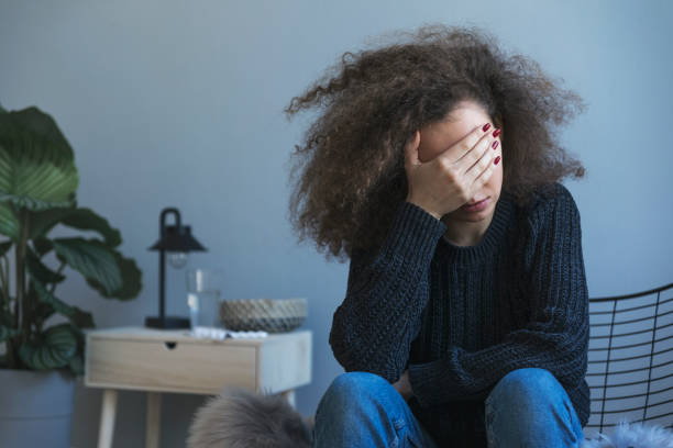 adolescente con depresión sentado solo en la habitación. tristeza, nostlagic, depresión. problemas de los jóvenes. - drug abuse addiction women violence fotografías e imágenes de stock