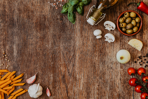 Composición moderna de la tradicional comida italiana e ingredientes en la mesa de madera vintage en la cocina. Sabor italiano y mirada. Vista superior. Copia espacio. photo