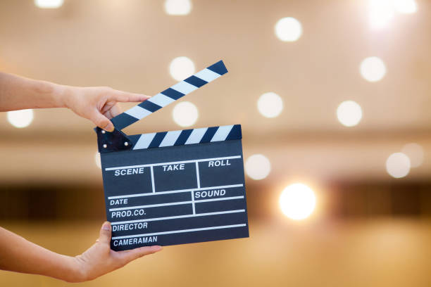 manos de hombre sosteniendo la chapaleta de la película. concept.camera director de la película muestran movimiento de captura de imagen de visor en la ceremonia de la boda de entrevista o difusión - bufonear fotografías e imágenes de stock