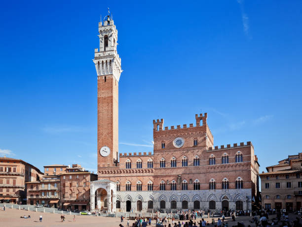 イタリア、シエナのタワー - torre del mangia ストックフォトと画像