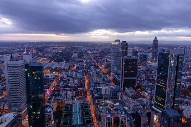 夕暮れフランクフルト アム マインの金融街事務所ビル - frankfurt germany night skyline ストックフォトと画像