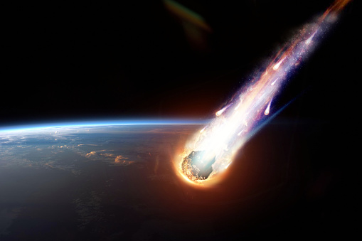 Un cometa, un asteroide, un meteorito se enciende, entra en la atmósfera terrestre. Ataque del meteorito. Lluvia de meteoros. Kameta cola. Fin del mundo. Elementos de esta imagen proporcionada por la NASA. Técnica mixta. photo
