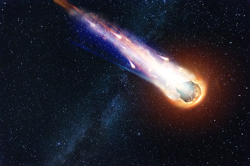 Un cometa, un asteroide, un meteorito cae a la tierra contra un cielo estrellado. Ataque del meteorito. Lluvia de meteoros. Kameta cola. Fin del mundo. Astranomy. photo