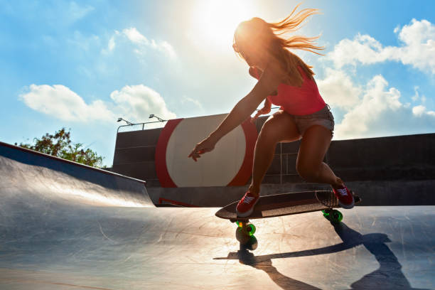 mujer joven en surf skate - skateboarding skateboard park extreme sports sport fotografías e imágenes de stock