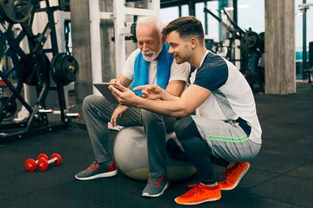 training program for seniors - weight training weight bench weightlifting men imagens e fotografias de stock