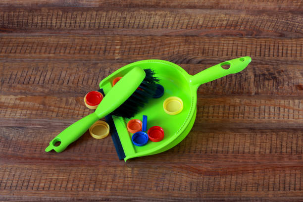 istock Dustpan and Brush Recycle 1073082548