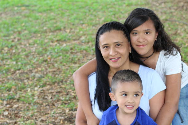 madre soltera étnicos con dos niños - family american culture mother child fotografías e imágenes de stock