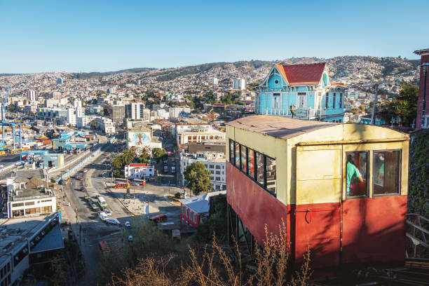 luftbild von valparaiso und ascensor artilleria heben am cerro artilleria hügel - valparaiso, chile - valparaiso stock-fotos und bilder