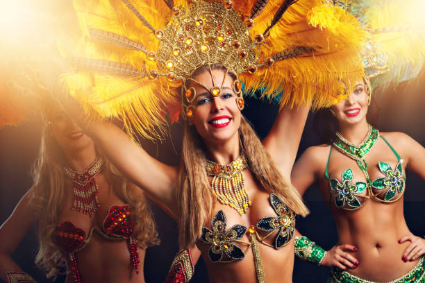 donne brasiliane che ballano samba al carnevale - samba school parade foto e immagini stock