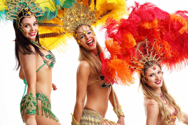 donne brasiliane che ballano samba su sfondo bianco - samba school parade foto e immagini stock