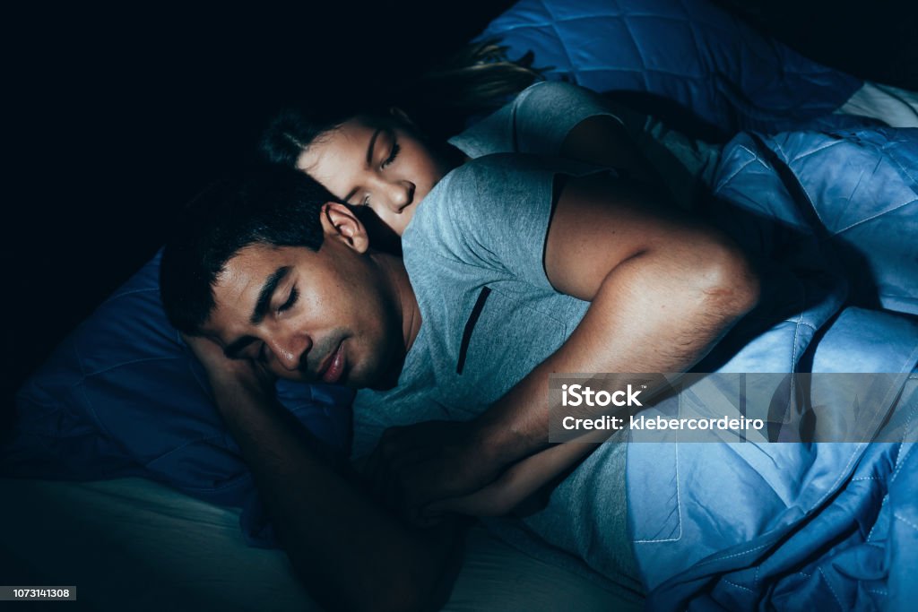 Paar im Bett schlafen. Das schlafende Ehepaar entspannen Sie sich im Bett. Nachtzeit - Lizenzfrei Schlafen Stock-Foto