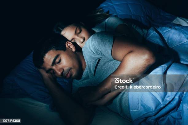 Paar Im Bett Schlafen Das Schlafende Ehepaar Entspannen Sie Sich Im Bett Nachtzeit Stockfoto und mehr Bilder von Schlafen