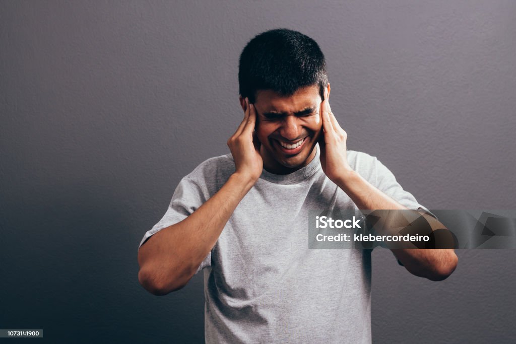 아픈 귀입니다 귀 통증 개념입니다 두통 또는 회색 배경 고통을 슬픈 우는 남자 얼굴 표정과 사람들 감정 개념입니다 두통에 대한 스톡  사진 및 기타 이미지 - Istock