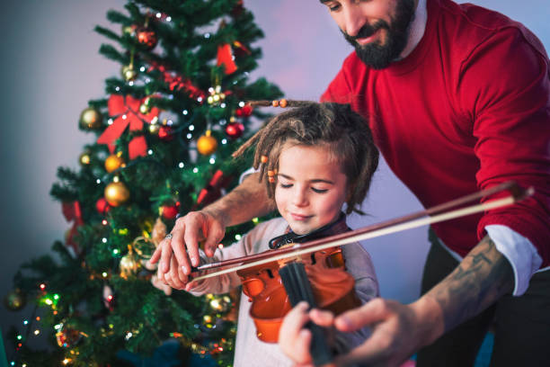 padre hijo aprendiendo a tocar violín - violin family fotografías e imágenes de stock