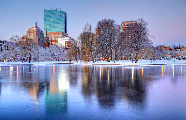 reflexão de inverno em boston public garden - boston winter snow massachusetts - fotografias e filmes do acervo